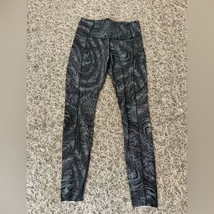 Women’s Lululemon Athletica Marbled Blue Patterned Leggings Full Length Size 8